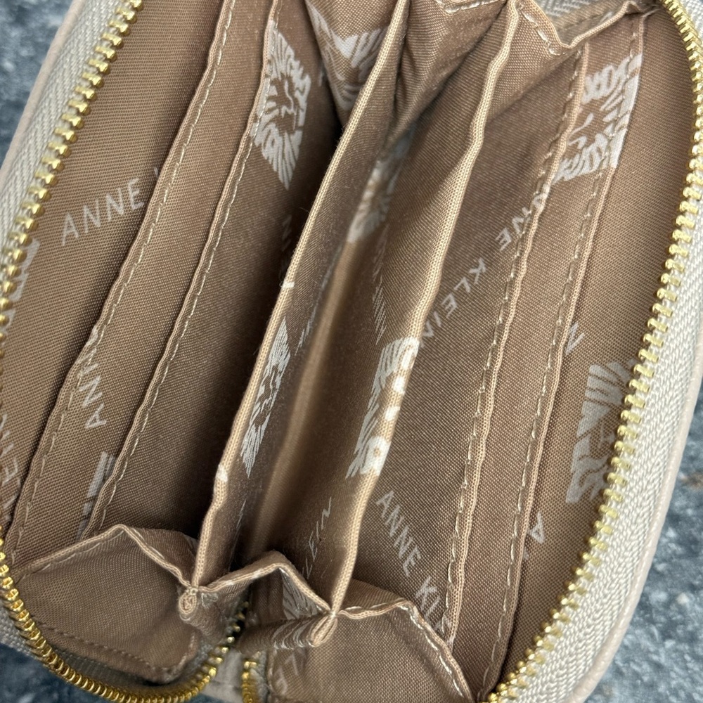 Anne Klein Curved Zipper Dome Coin/Card Holder Pouch Keychain Wallet Beige - Picture 11 of 13